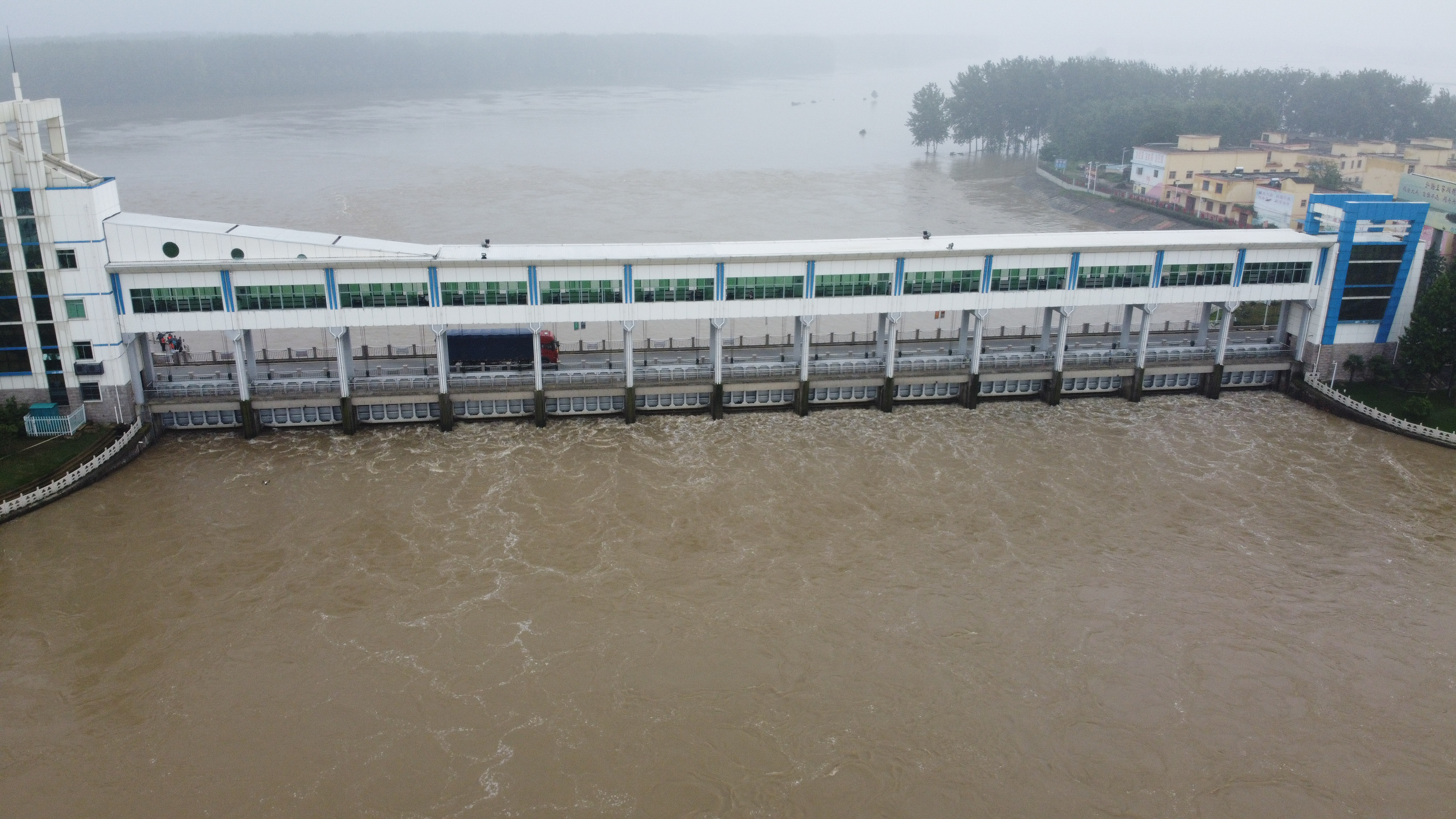 淮河王家坝闸关闸