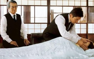 河南95后"寿衣模特"任赛男:凌晨送寿衣,试穿寿衣,多年从未放弃