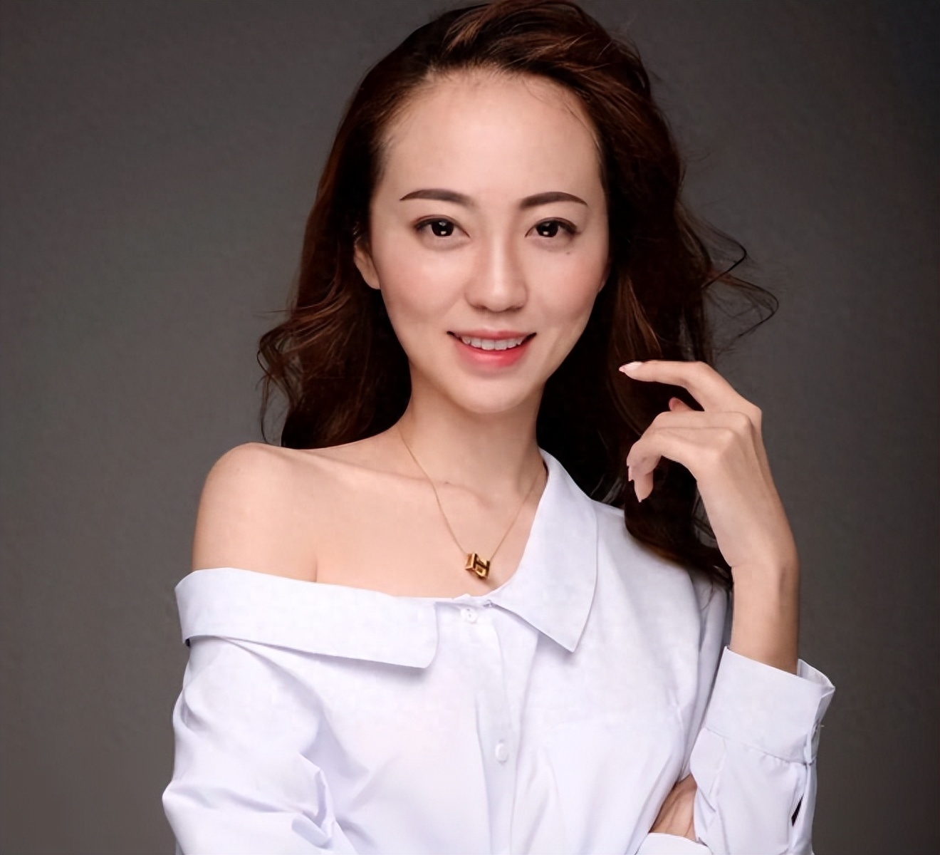 回顾恒大歌舞团女团长白珊珊被扒出,身材妖娆,曾陪许家印ktv应酬