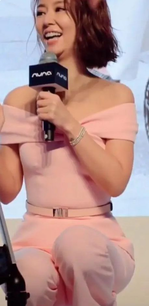 近日,女星林心如通过动态与网友共享了两张照片.