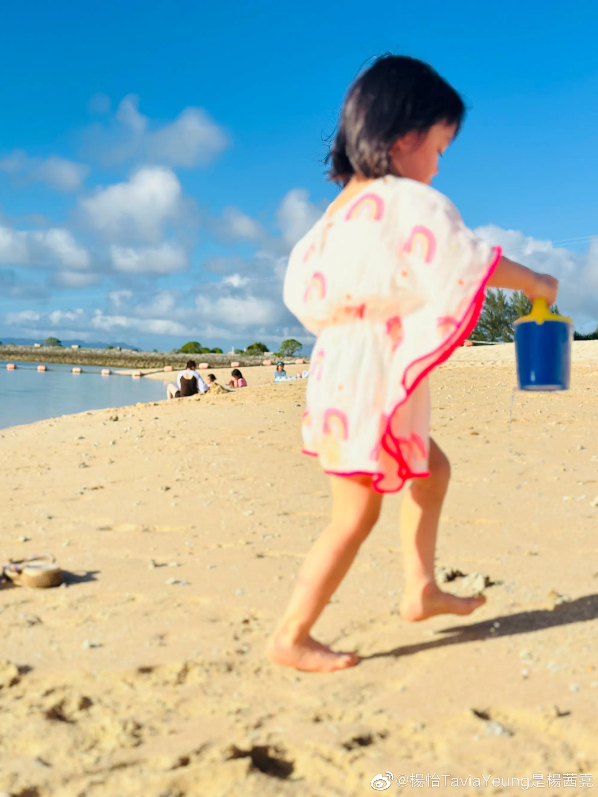 杨怡和家人海边出游,穿泳衣大秀苗条好身材,和老公同框画面养眼