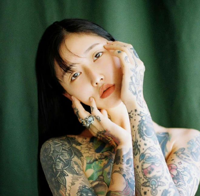 这是韩国当红纹身师ahnlina,因为身上的大面积纹身而走红