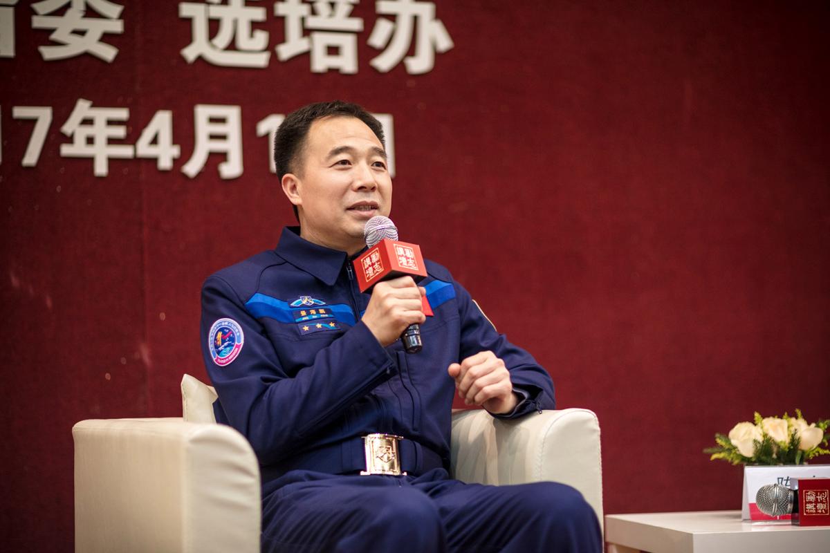 景海鹏：中国唯一一位四次登上太空的宇航员，妻子儿女现在如何？