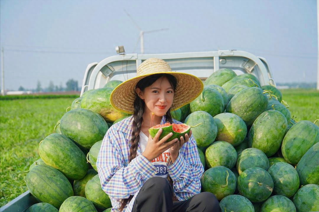 回顾河南麦小登2岁被母亲抛弃拍视频为父看病还带着父亲出嫁