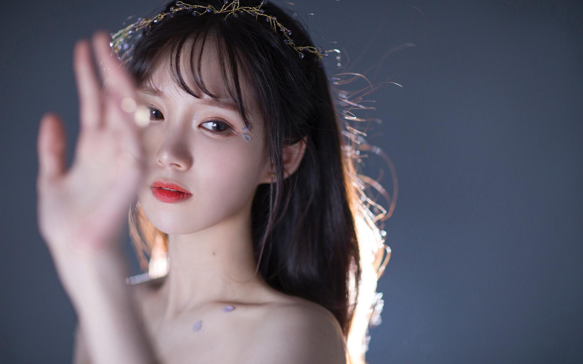 三年前,与漂亮女邻居一起出差,在公园与她发生一段情