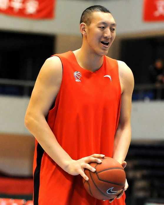 中国巨人孙明明身高2.36米,娶1.9米妻子,生下的女儿身高如何?