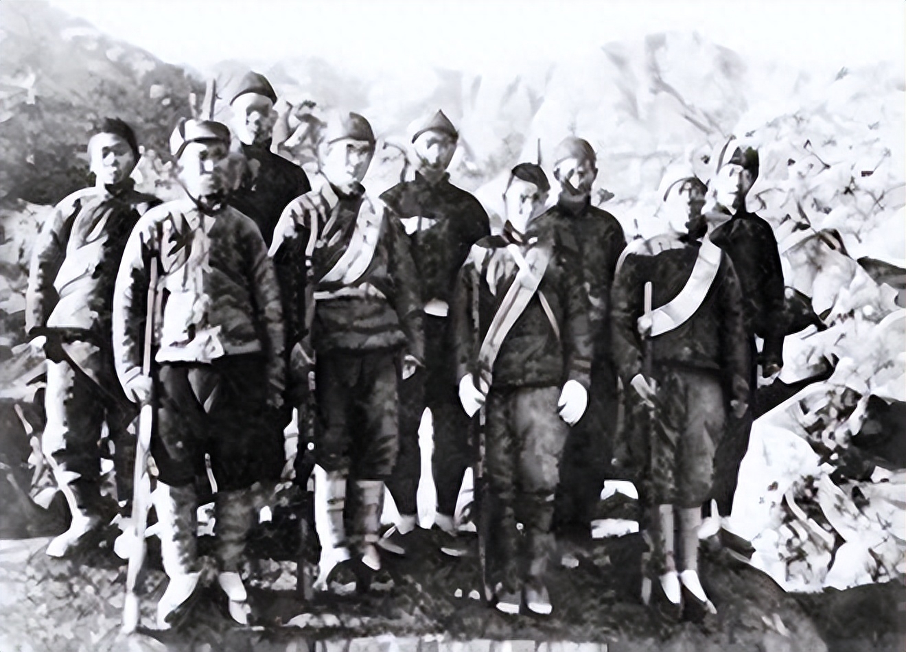 在一次围剿行动中,谭余保为了保存有生力量,就带领着大部队进行转移