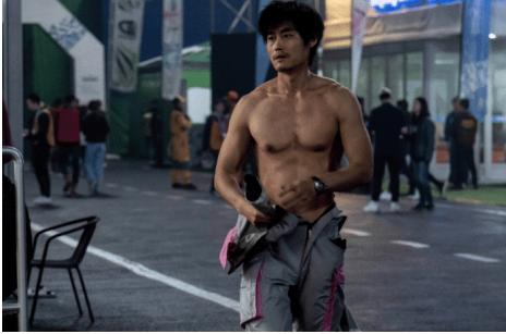 什么叫演员?喜剧谐星变肌肉男无违和,张本煜值得更红!