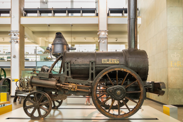 在轨道逐渐完善的前提下,1814年,乔治·史蒂文森发明了著名的蒸汽机车