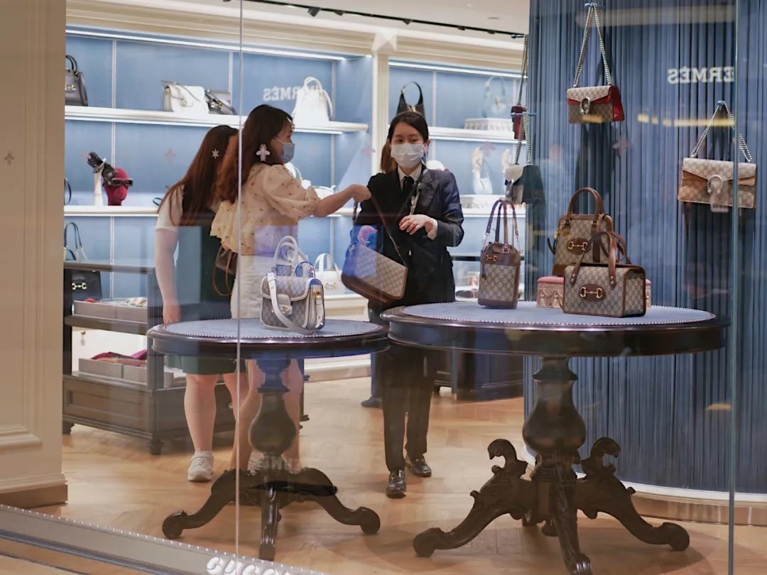 为何普通人最好别买奢侈品?搞懂4个底层认知,避免掉进消费陷阱