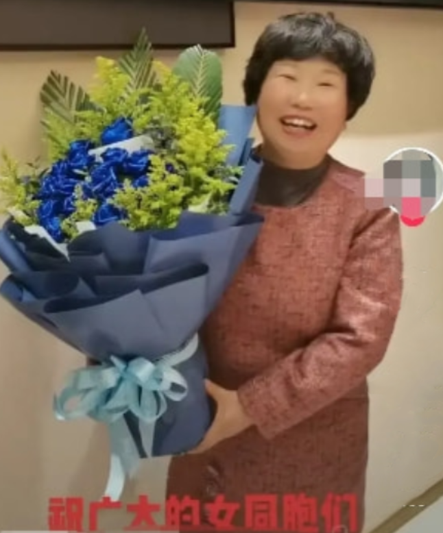 郭希宽送杜妈蓝色妖姬,寓意敦厚善良,杜妈笑容满面,姚策太可怜