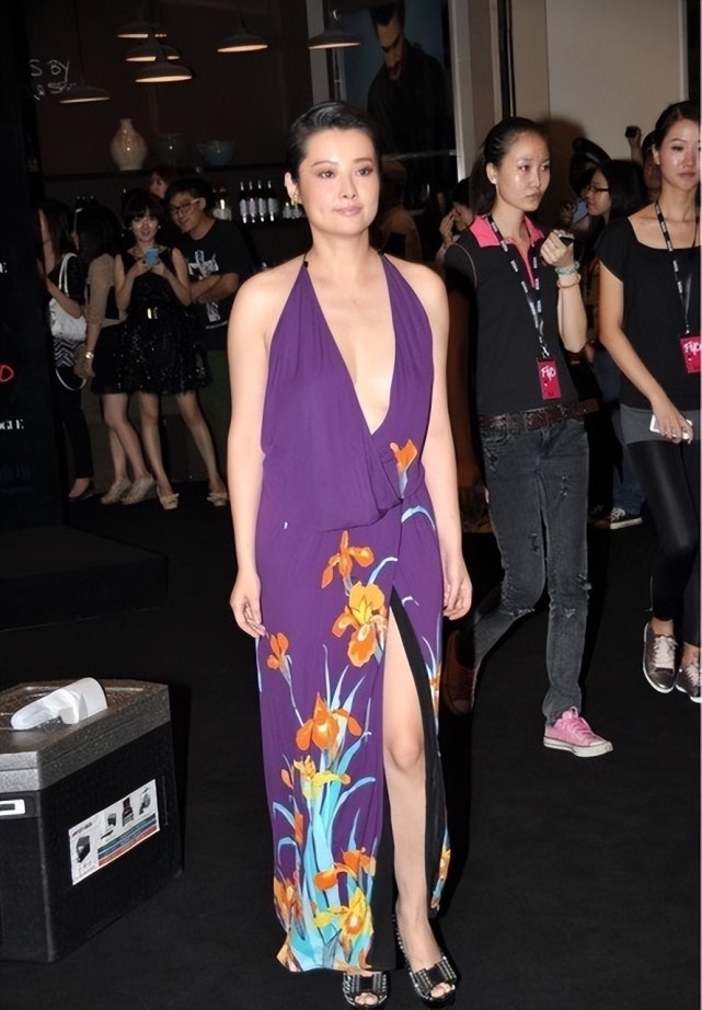 袁立和于冬牵手走红毯,穿粉色抹胸裙身材饱满,脖子上的项链抢镜