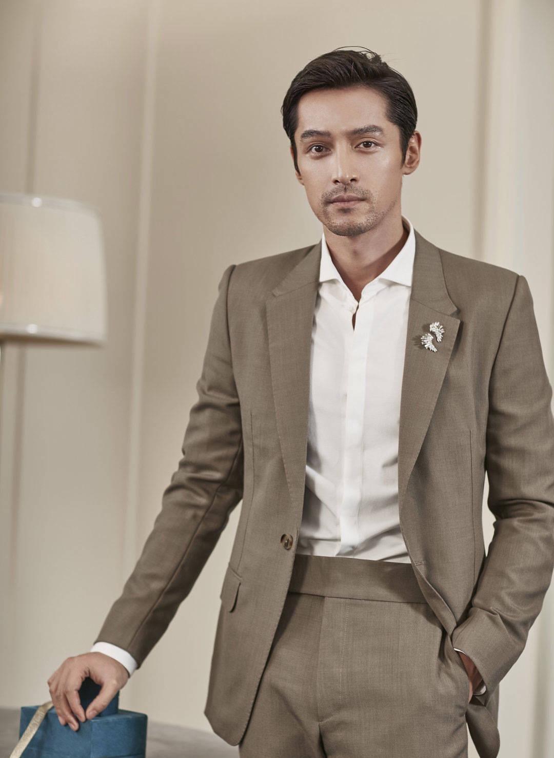 胡歌黑框眼镜斯文儒雅,朦胧光影中,演绎风度熟男