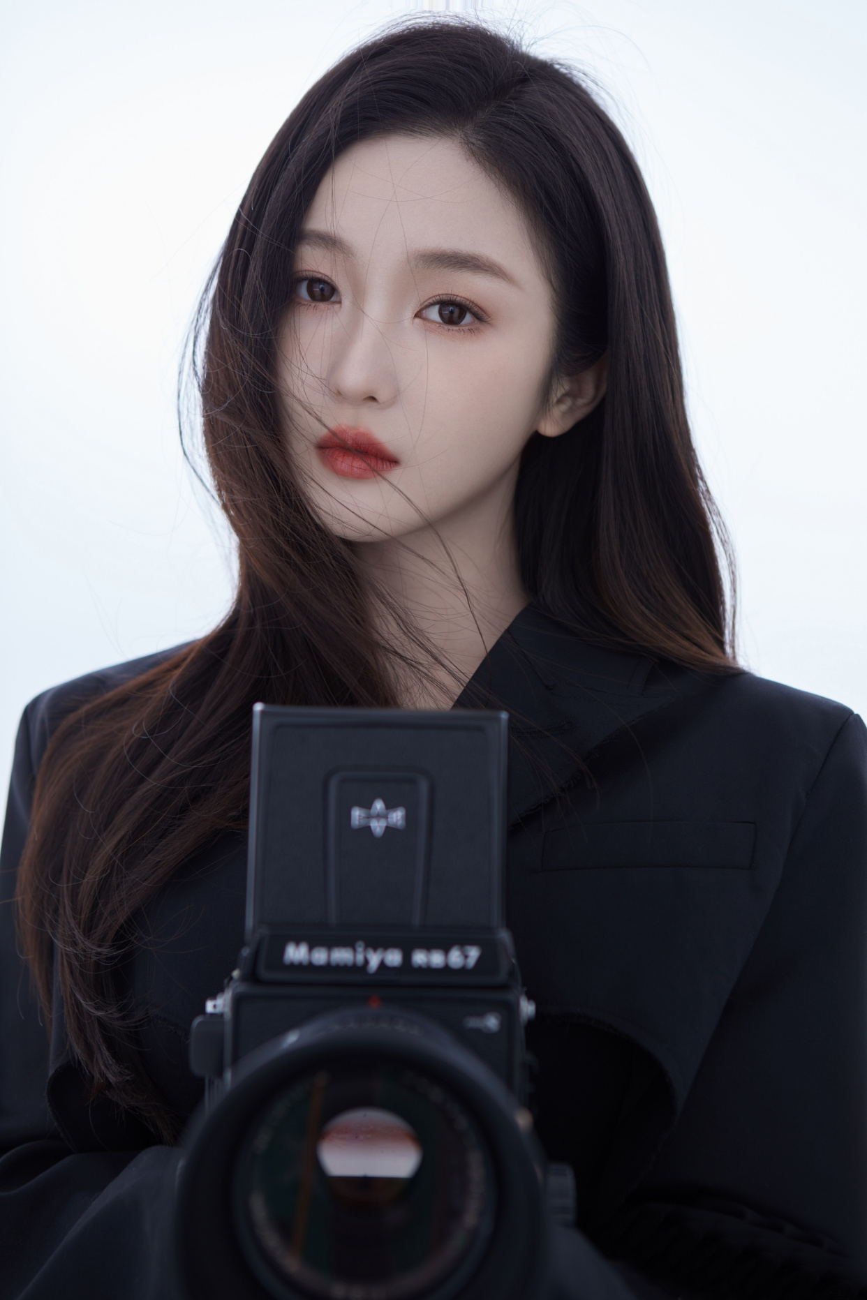 青春女星曹婉瑾秀摄影师造型,大露修长美腿