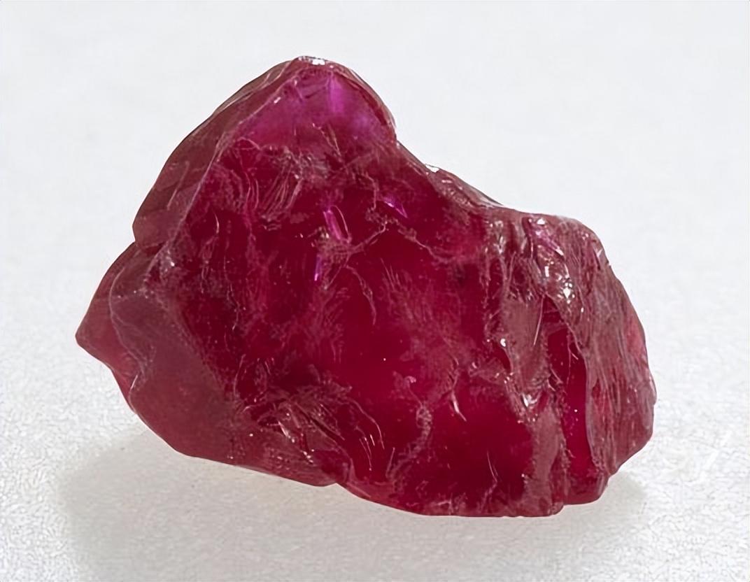 23岁少男海边表白时发现了一枚红宝石,有人出价52万