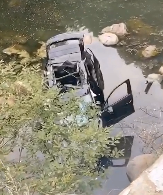 推荐北京怀柔一保时捷冲下五六米高河沟，有人被困！消防紧急救援