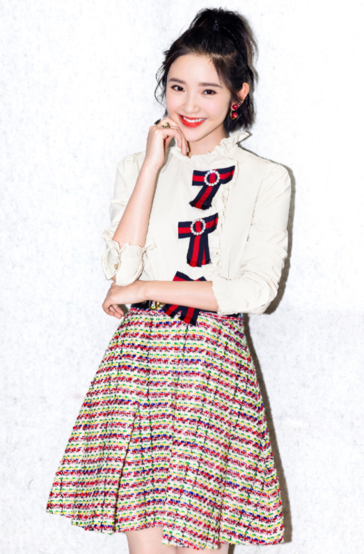 张若昀真是好福气,娇妻穿玫红色连衣裙配西装干练不失娇俏,太美