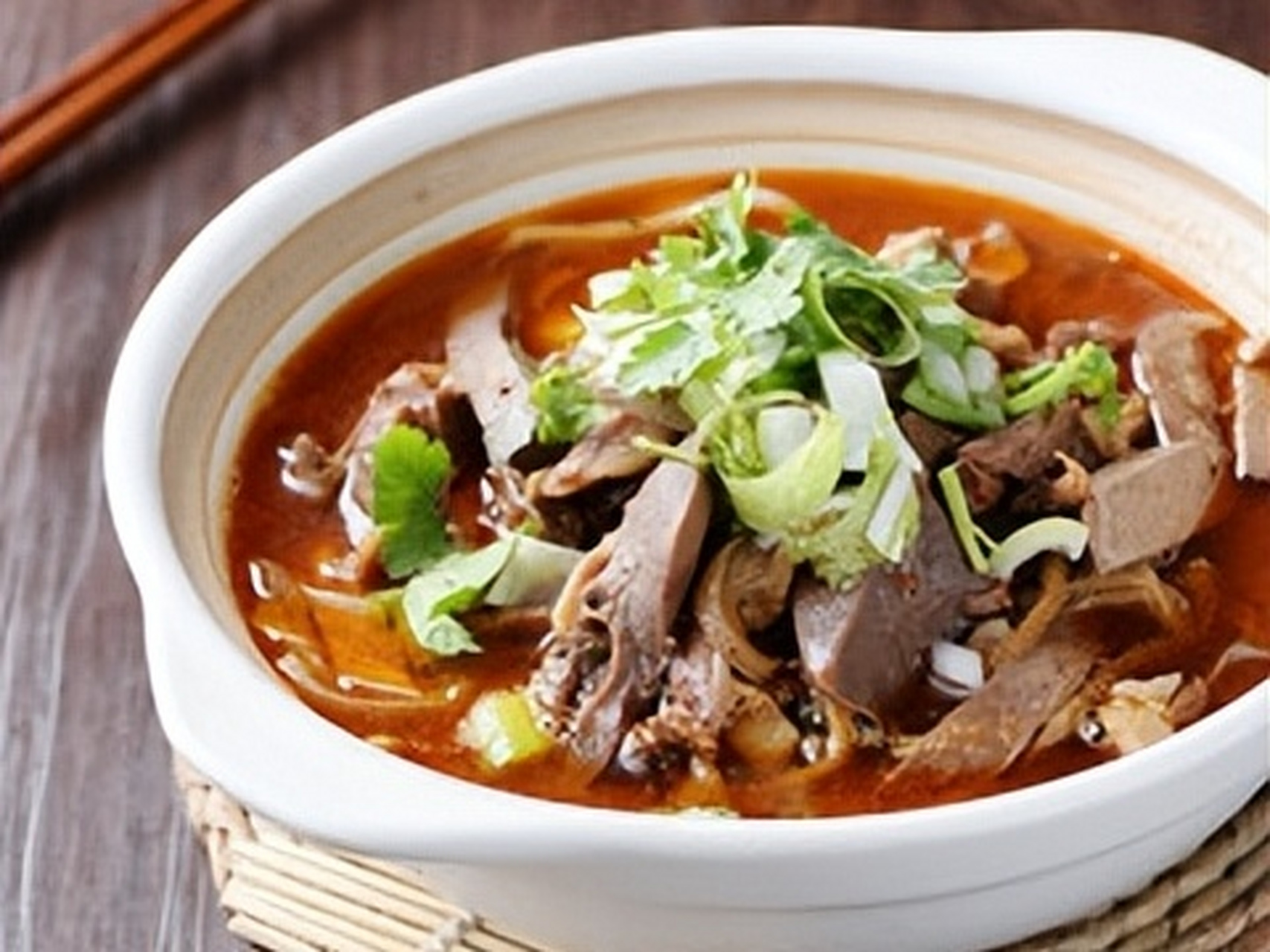 在秋冬季去大同旅游的时候,吃一碗大同的粉羊杂真是太舒服了.