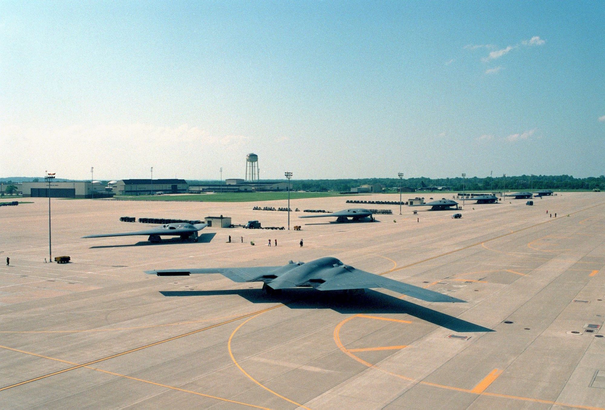 除了投入战斗 价值24亿美元的b-2隐身轰炸机还参加各种演出