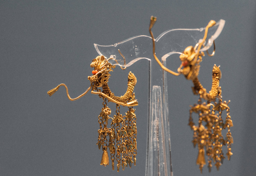 古代女子也戴龙形金饰