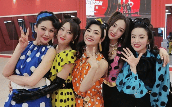 赵英俊未婚妻首次露面,温婉不输袁姗姗,双手表现出对赵英俊不舍