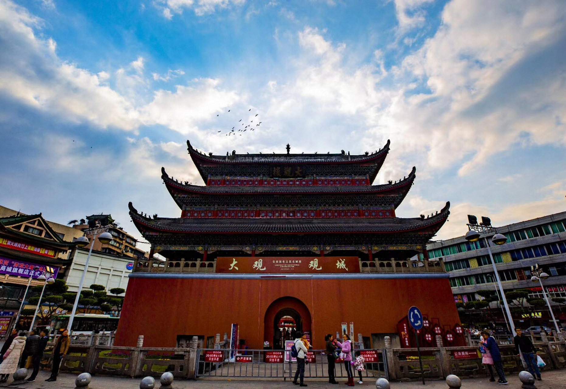 宜宾大观楼:整座楼宇临水而建的,建筑气势恢宏,是宜宾的标志性建筑之