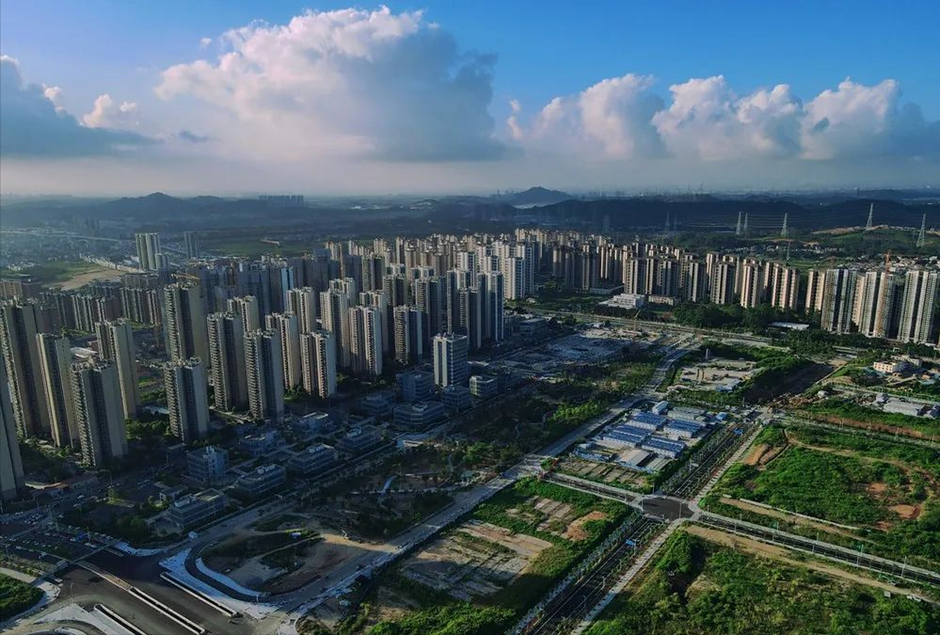 广州科教城中轴广场 中轴广场是科教城及周边小区重要的市政配套设施