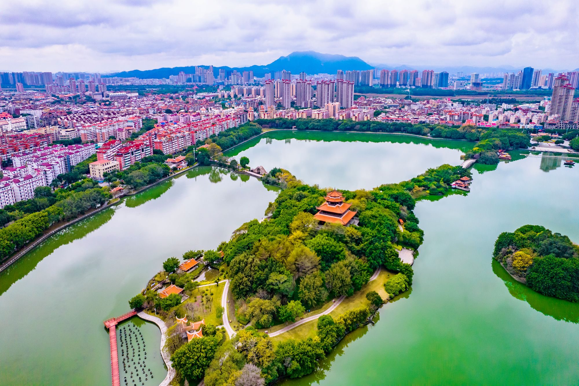 泉州也有一座西湖,水秀刺桐阁,鸟语伴花香,航拍风景如画