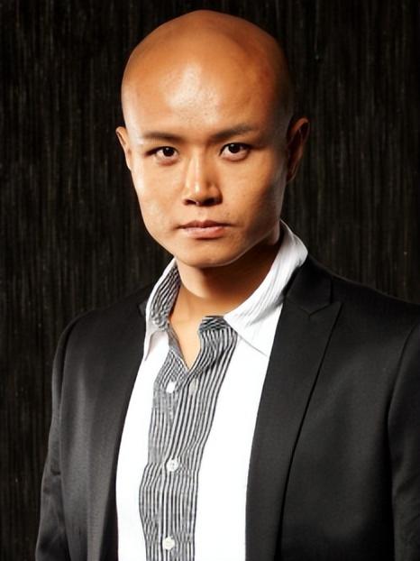 48岁主持人乐嘉现状:移居美国,喝天价矿泉水,过着豪华生活!