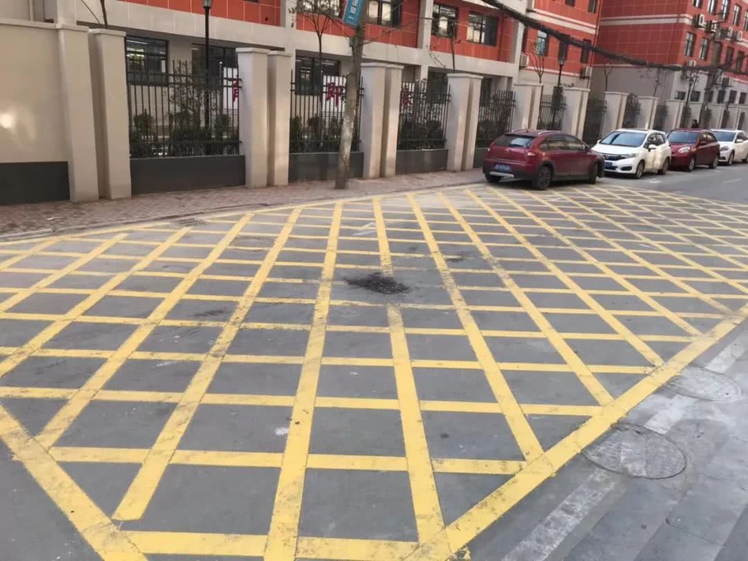 路边的黄色方格区域,是什么标志,可以驶入吗