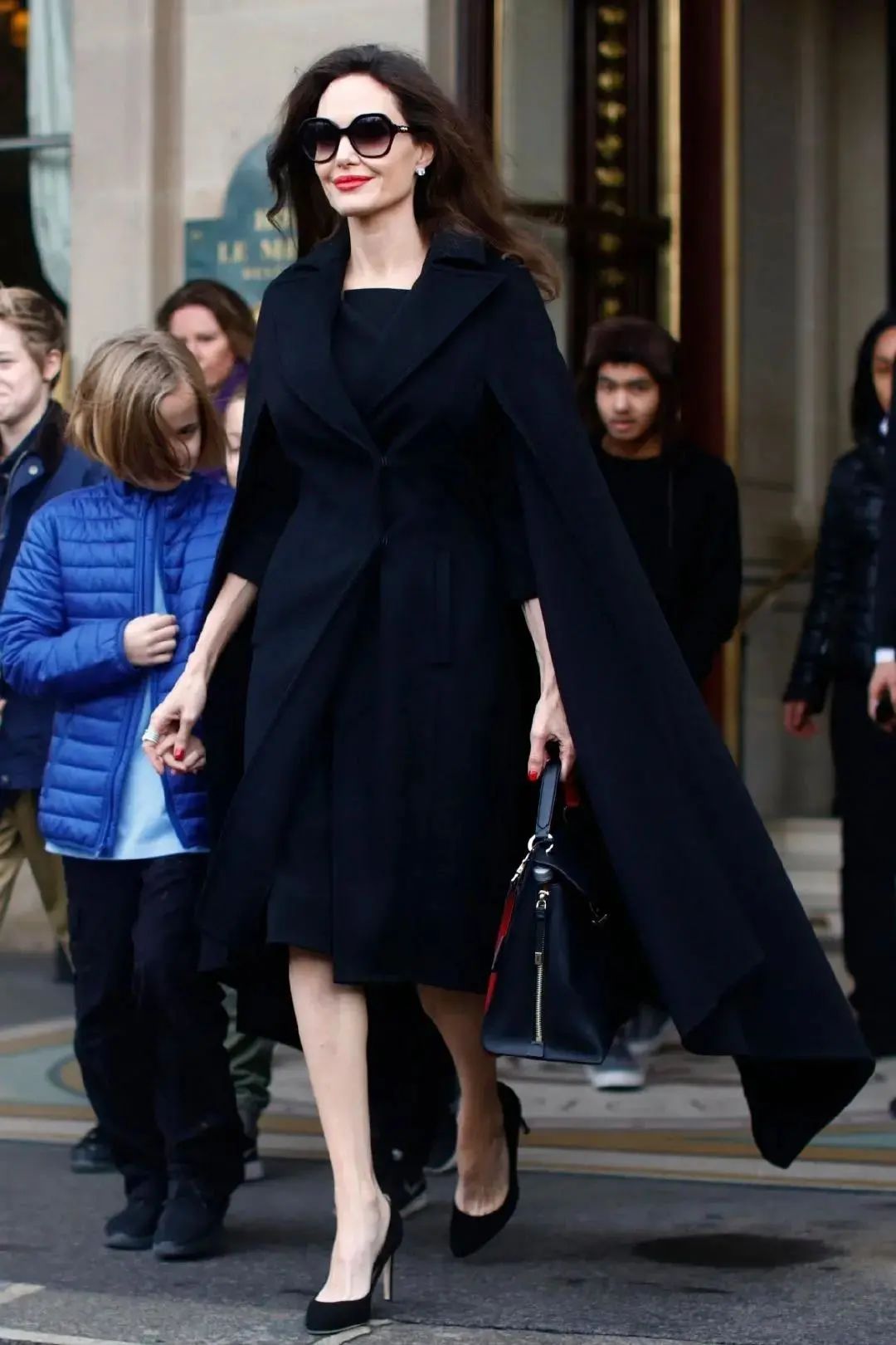 看朱莉的"黑白配"造型,才知道什么叫潮流易逝,经典永存!