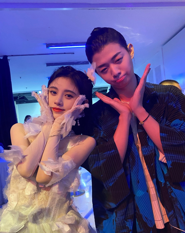 鞠婧祎真实身高藏不住了,与180的霍尊站一起,网友:差距有点大