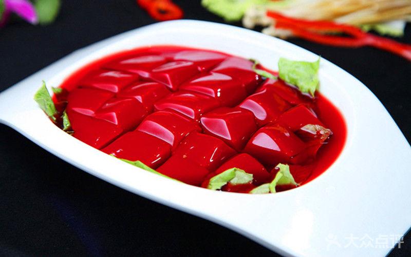 全国知名火锅店又出事,小龙坎鲜鸭血"来自黑作坊,生产现场触目惊心