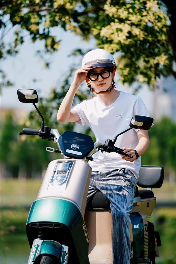 试骑小刀电动车航天动力系朋克,坐感舒适,无钥匙解锁解放懒人