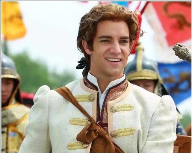 《新还珠格格》班杰明:求婚男友成功,并晒亲吻照