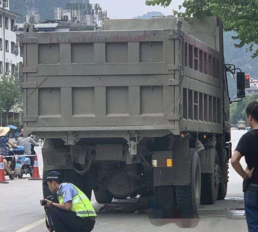 货车碾压头部图片