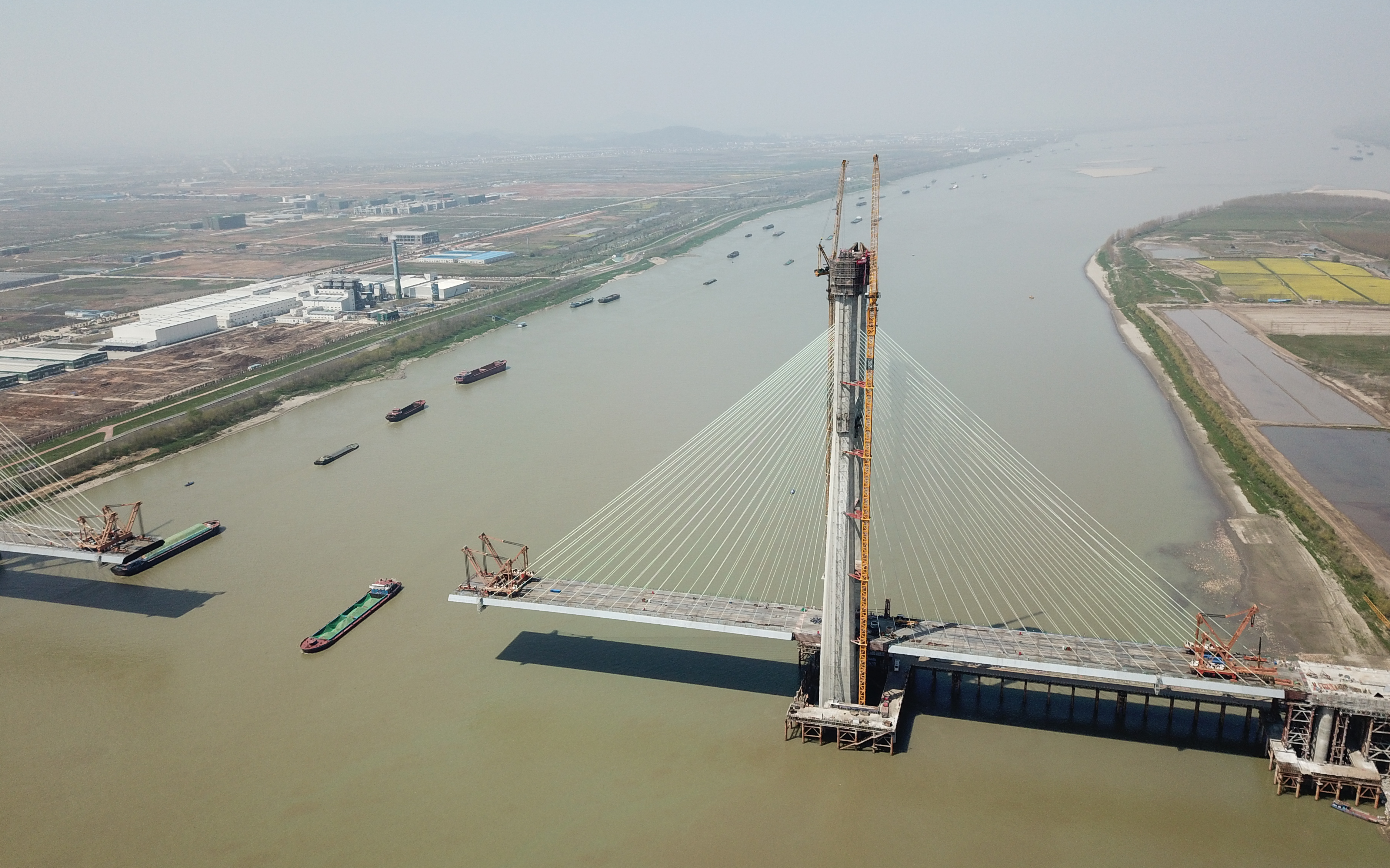 安九铁路鳊鱼洲长江大桥主桥主塔全部封顶(1)