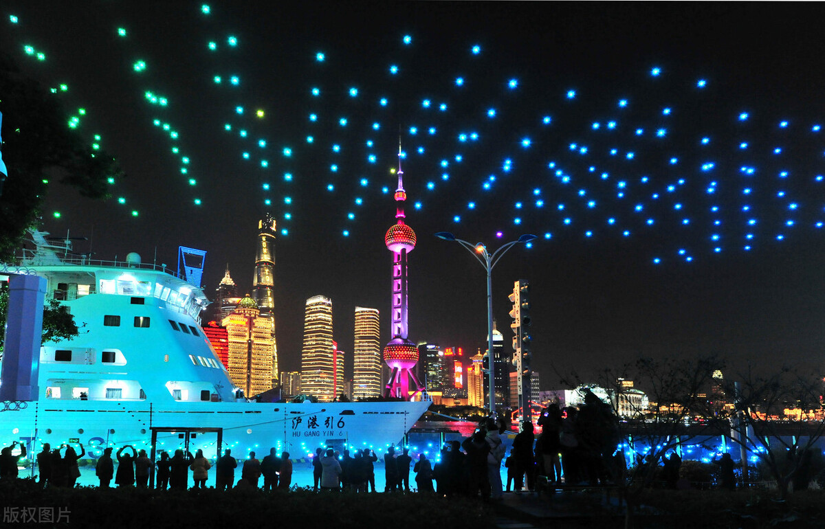 上海600架无人机在虹口北外滩滨江列阵表演