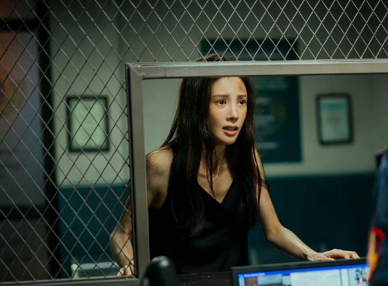 《孤注一掷》:美女荷官太惊艳,但落魄后更吸睛
