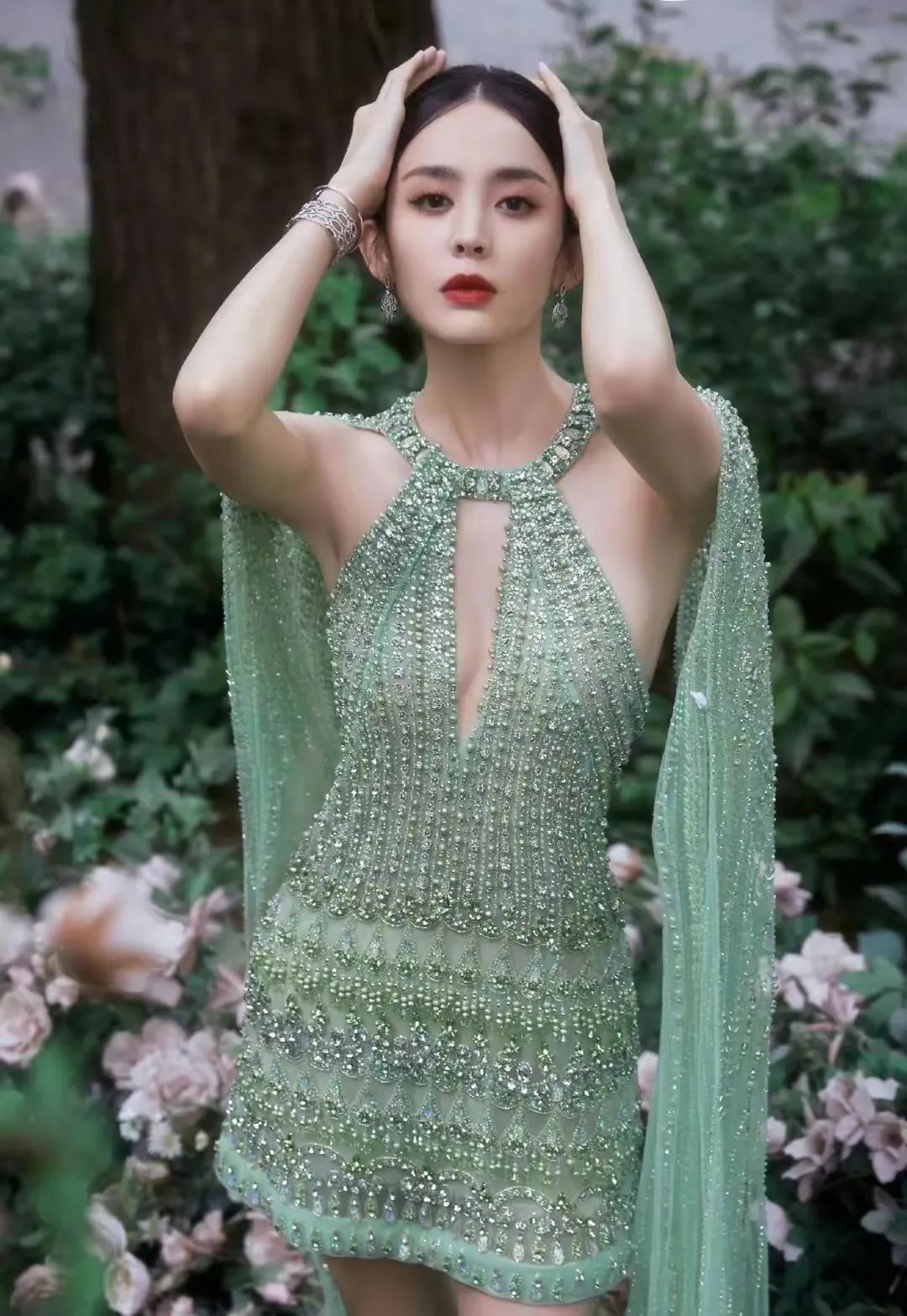 女明星古力娜扎穿"比基尼牛仔裤"出游被骂,这样穿太过了?