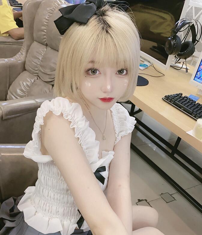 咬米要将女汉子形象走到黑?晒日常生活照,直接徒手开榴莲
