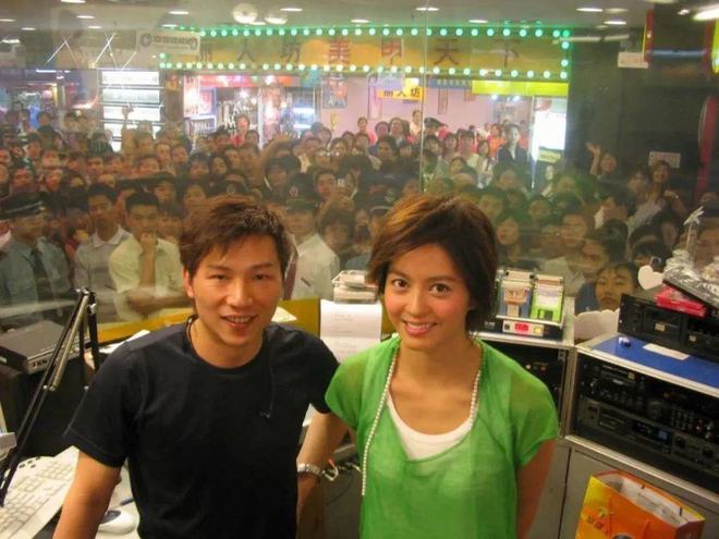 《天生快活人》流行前线直播室播出最后一集,它是广东人共同回忆