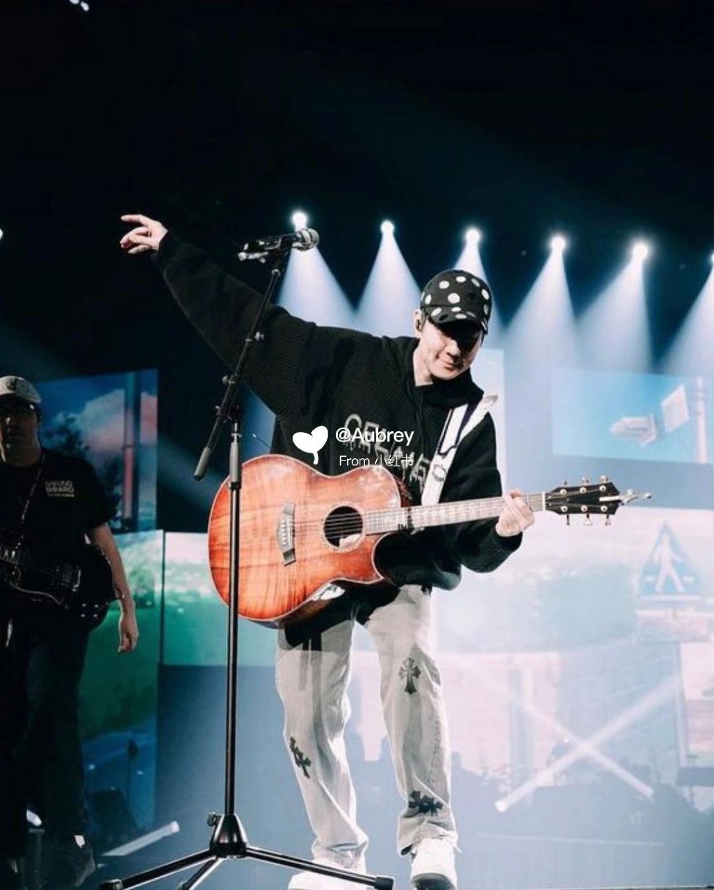 克罗心的牛仔裤其实是用李维斯的牛仔裤做底板,再加上经典的克罗心