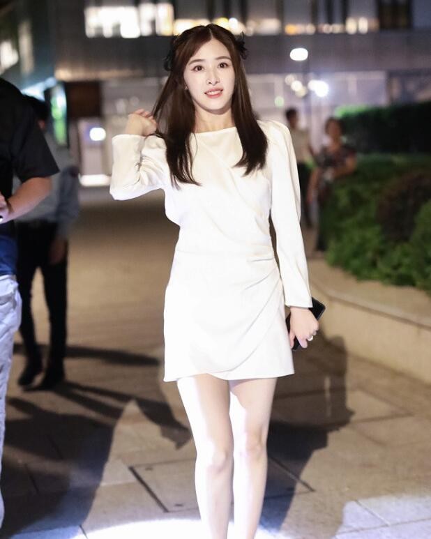 张含韵穿白裙清纯动人 全程甜笑似仙女下凡一般