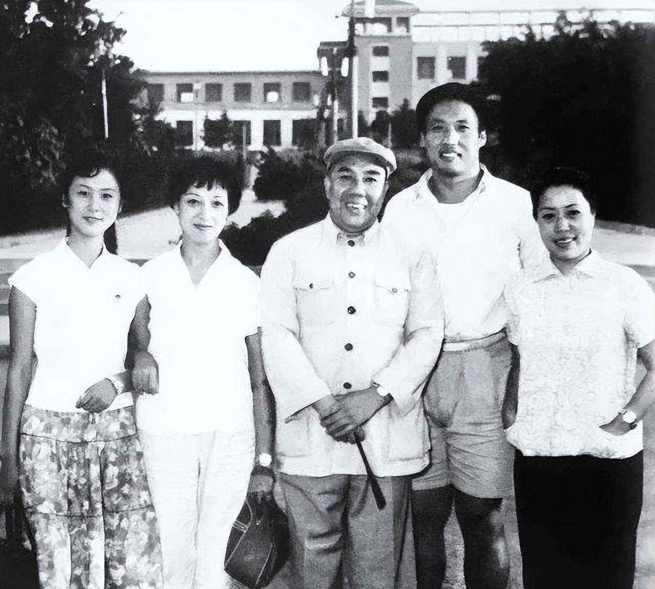 京剧大师杜近芳:喊医学家丈夫"小哥",浪漫的婚姻竟有泪