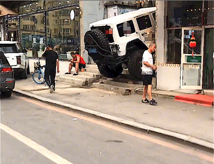 浙江街頭最霸氣牧馬人,車頭向天準備起飛,車主:我這是停車