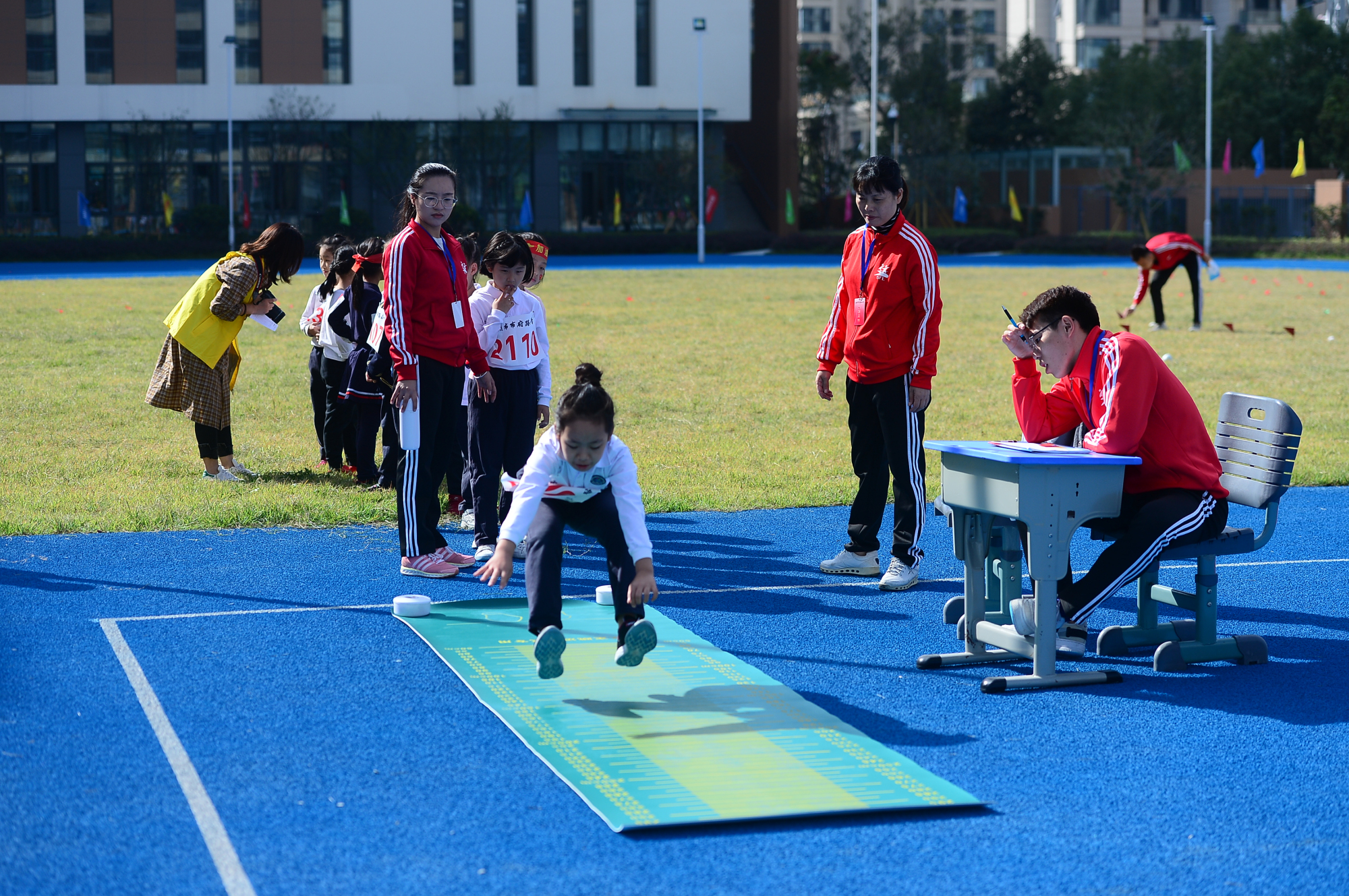 中考立定跳远技巧训练方法?