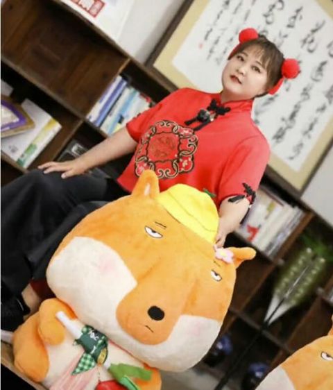 贾玲cos中国娃娃福相满满 穿红衣扎双丸子头造型神还原