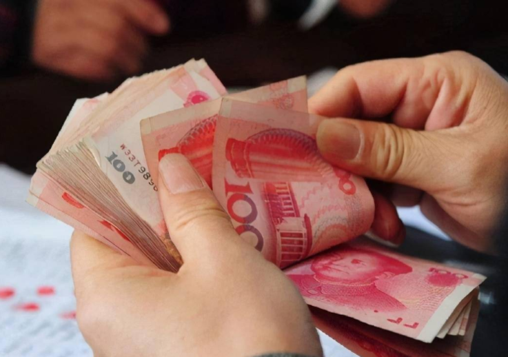 7月农村"缴费潮",农民要花4种钱,户户难逃,每家多少钱?