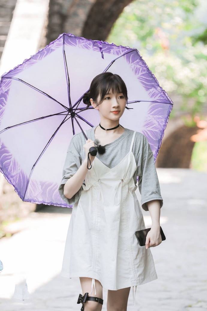 李浩菲《中餐厅》穿搭真好看!蓝色泡泡袖 短裤,宛若烂漫小公主